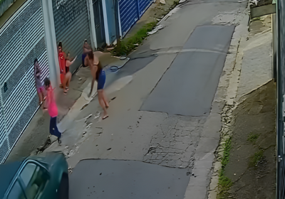 VÍDEO: Com ciúmes, mulher atropela quatro pessoas e foge com uma das vítimas em cima do capô do carro