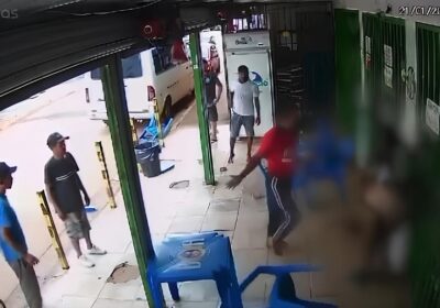 VÍDEO: Homem agride mulher em bar por causa de ciúmes: “Roupa curta”