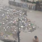 VÍDEO: Moradores são filmados limpando o lixo de rua inundada pela chuva em Manaus