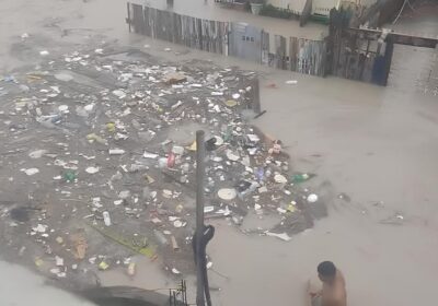 VÍDEO: Moradores são filmados limpando o lixo de rua inundada pela chuva em Manaus