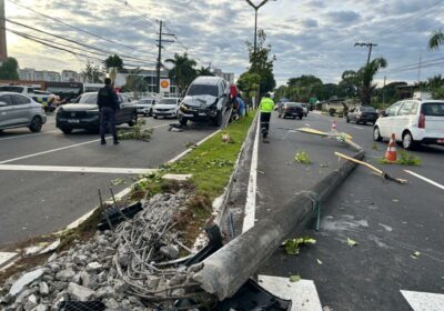 VÍDEO: Motorista cochila ao volante e derruba poste na Zona Oeste de Manaus