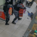 VÍDEO: Policiais impedem assalto em padaria e atiram na perna de assaltante