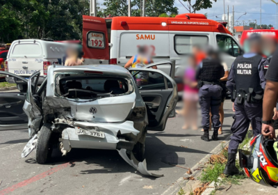 VÍDEOS: Motorista fica preso às ferragens após grave acidente entre dois carros