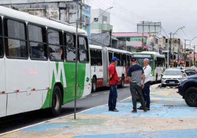 VÍDEOS: Trabalhadores do transporte público fazem paralisação em Manaus