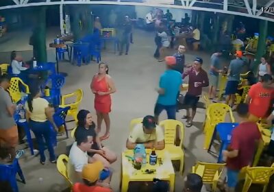 Vídeo mostra momento em que homem é esfaqueado durante discussão em bar