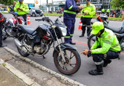 Ação de fiscalização autua mais de 100 motociclistas em Manaus