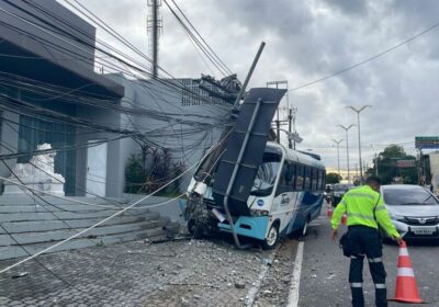 Acidente com micro-ônibus deixa uma pessoa ferida em Manaus