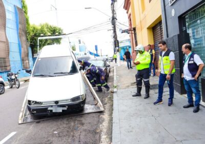 Carros são removidos de estacionamento irregular durante fiscalização em Manaus