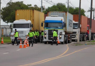 Fiscalização registra 47 autuações em veículos pesados em Manaus