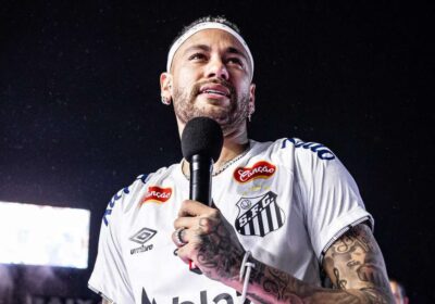 Leilão da camisa da reestreia de Neymar conta com lance de mais de R$ 65 mil