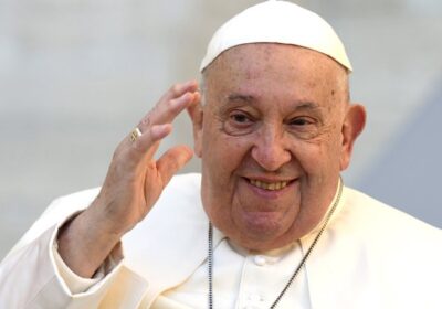 Papa Francisco teve noite tranquila e se mantém em repouso, diz Vaticano