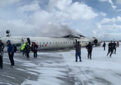 VÍDEO: Avião fica de cabeça para baixo após acidente durante pouso