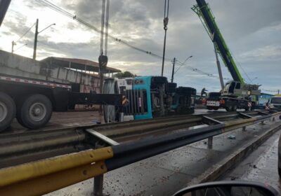 VÍDEO: Carreta tomba na avenida das Torres em Manaus e afeta trânsito