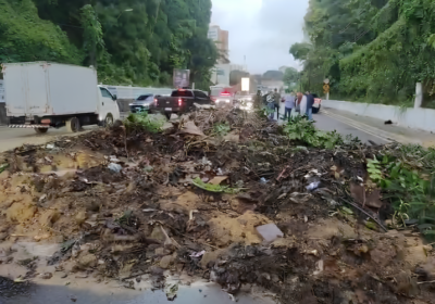 VÍDEO: Chuva causa deslizamento de barranco em avenida de Manaus