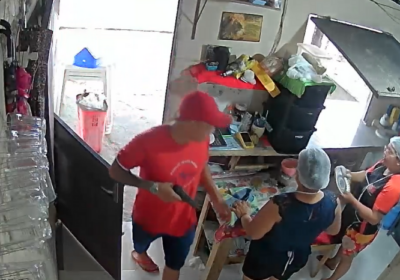 VÍDEO: Funcionárias de restaurante ficam na mira de criminoso em Manaus