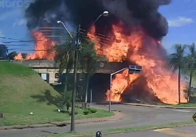 VÍDEO! Homem pula de viaduto para fugir de incêndio após acidente entre caminhões