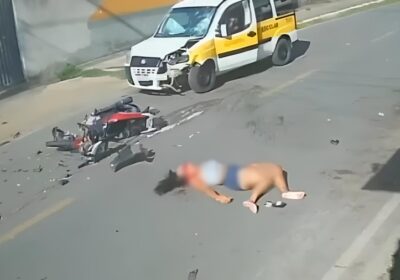 VÍDEO: Motociclista colide frontalmente com van escolar, é arremessada e morre