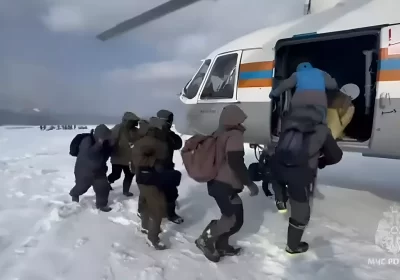 VÍDEO: Pescadores à deriva em bloco de gelo são resgatados na Rússia