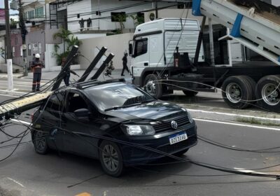 VÍDEO: Poste de alta tensão cai sobre carro após ser atingido por caçamba em Manaus