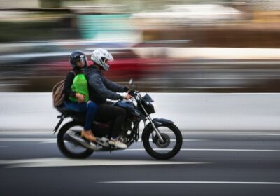 Justiça do AM proíbe prefeitura de Tefé de multar motociclistas por APP