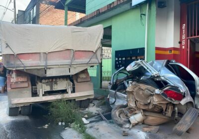 Carro fica destruído ao ser atingido por caçamba desgovernada em Manaus