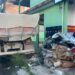 Carro fica destruído ao ser atingido por caçamba desgovernada em Manaus