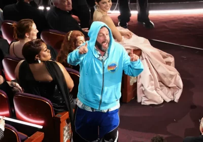 VÍDEO: Adam Sandler surge de moletom e bermuda na plateia do Oscar 2025