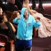 VÍDEO: Adam Sandler surge de moletom e bermuda na plateia do Oscar 2025