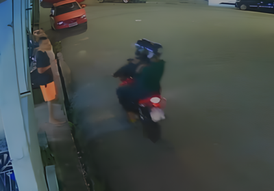 VÍDEO: Dupla em moto rouba celular de homem distraído no Petrópolis