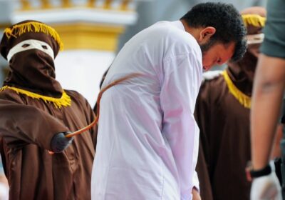 VÍDEO: Jovens são açoitados em público na Indonésia por serem homossexuais