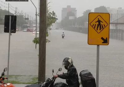 VÍDEOS: Temporal transforma Avenida Constantino Nery em ‘rio’ em Manaus