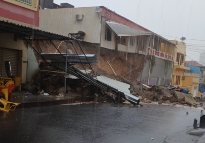 VÍDEOS: Temporal transforma ruas em rios, causa desabamento e deixa feridos em Manaus